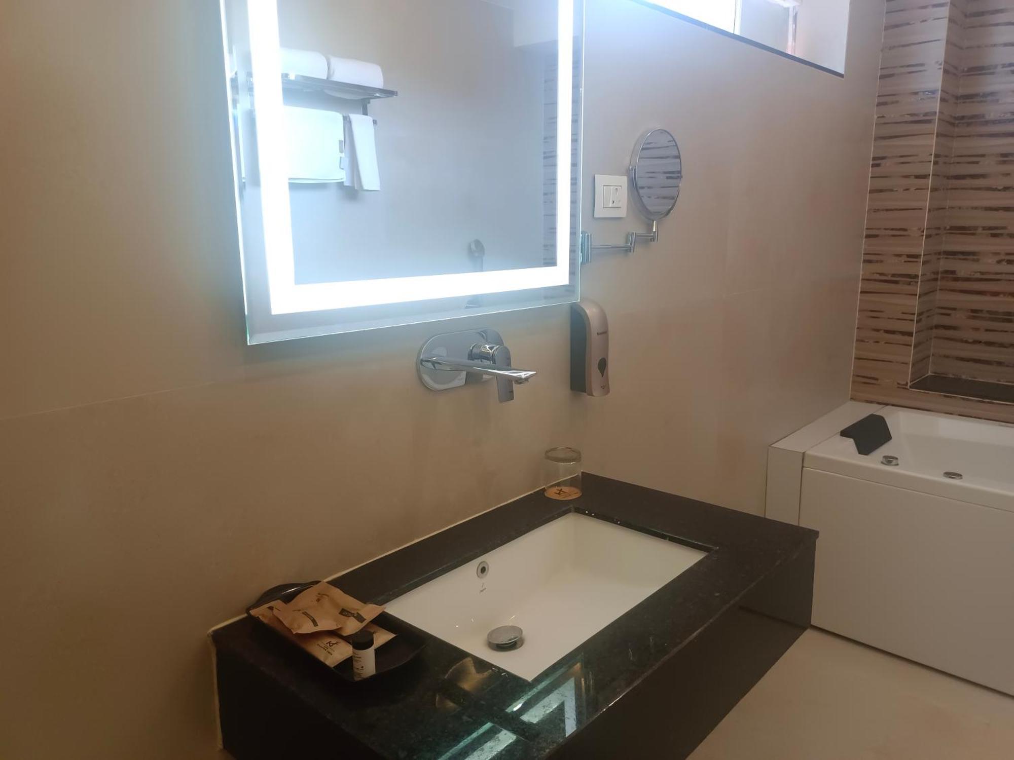 Hotel Kadamb Tree Jabalpur Eksteriør bilde
