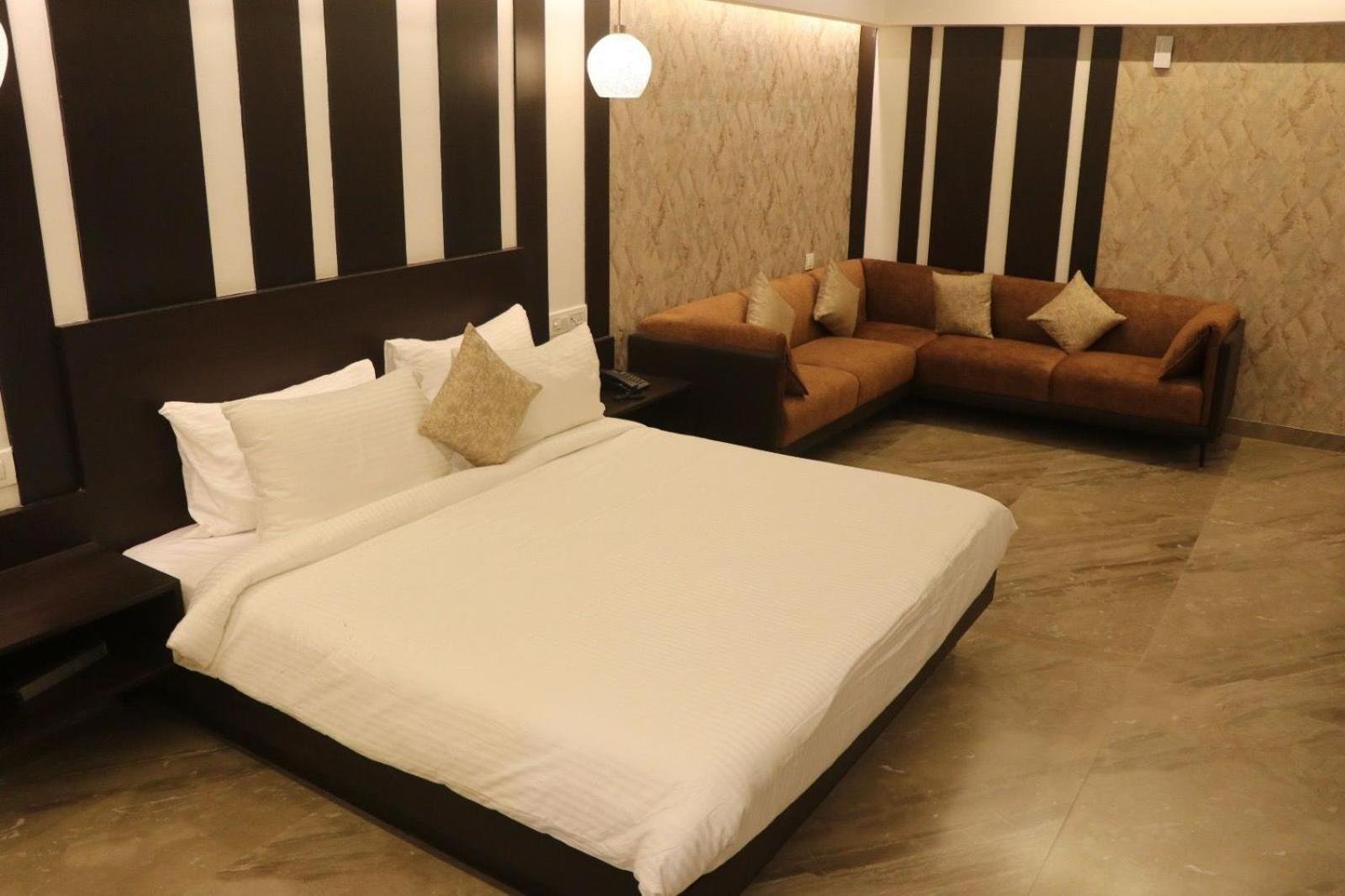Hotel Kadamb Tree Jabalpur Eksteriør bilde